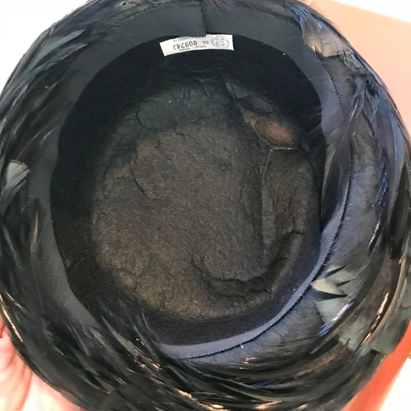 โค๏ธ This feather felt with velvet ribbon hat ๐ฉ - Picture 5 of 7